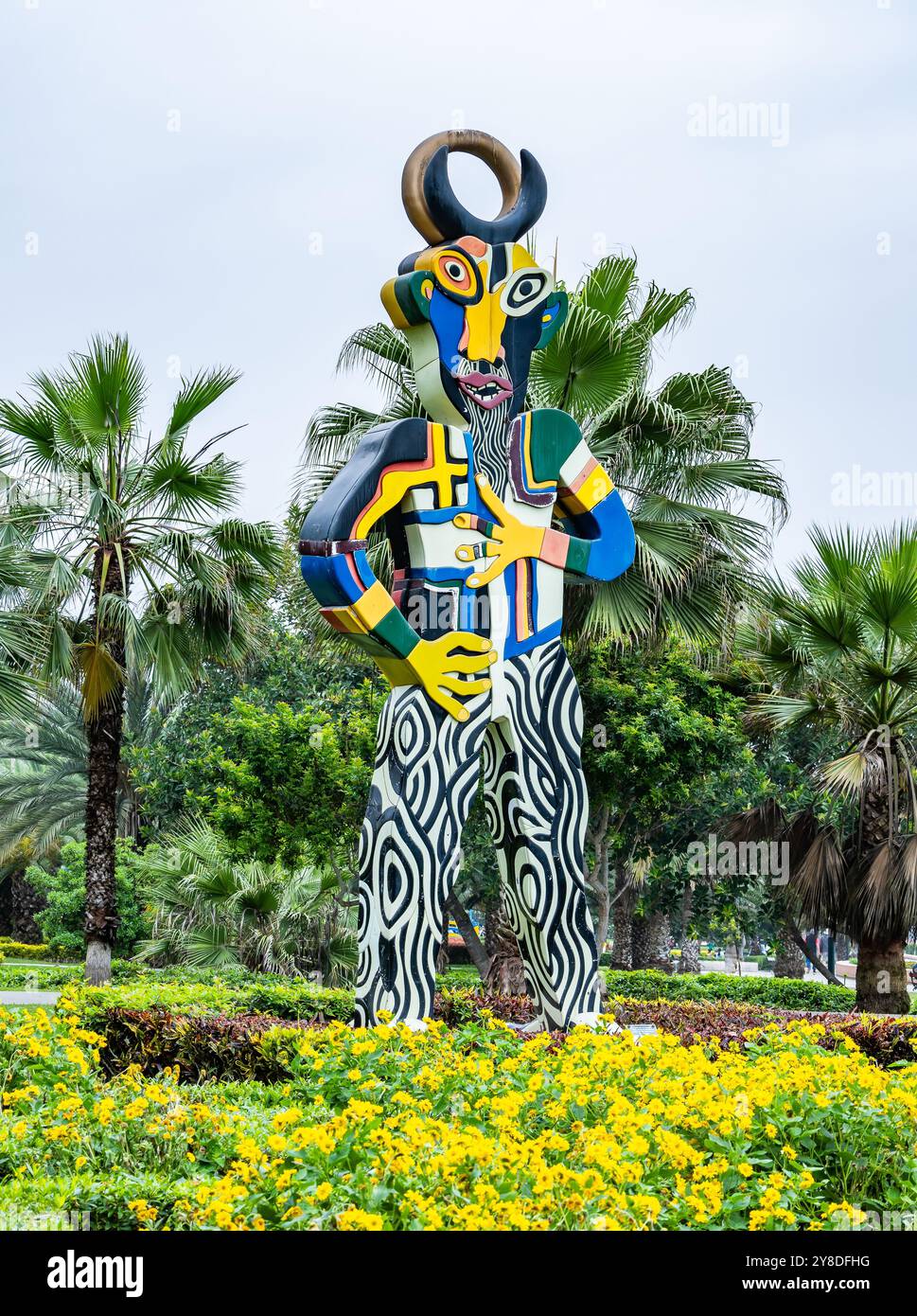 Una scultura contemporanea "Entre el Tiempo", o "Between Time" di José Tola de Habich. Miraflores, Perù, Sud America. Foto Stock