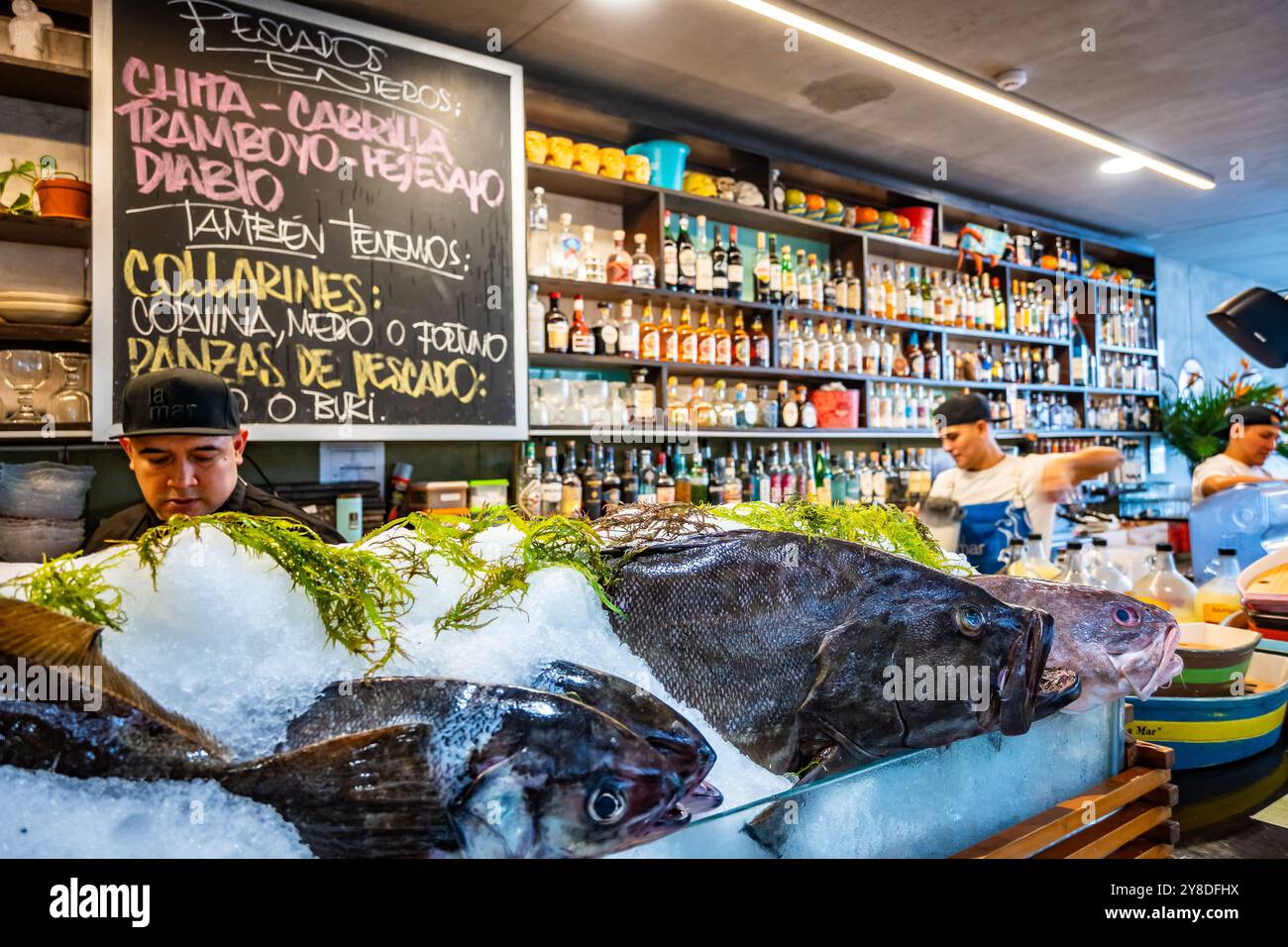 Pesce fresco e frutti di mare esposti al banco di un ristorante. Lima, Perù, Sud America. Foto Stock