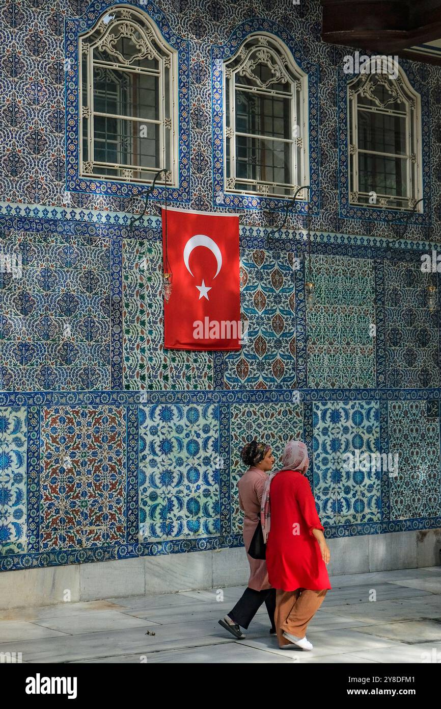 Istanbul, Turchia - 23 settembre 2024: Persone che visitano la Moschea del Sultano Eyup e il mausoleo di Abu Ayyub al-Ansari a Istanbul, Turchia. Foto Stock
