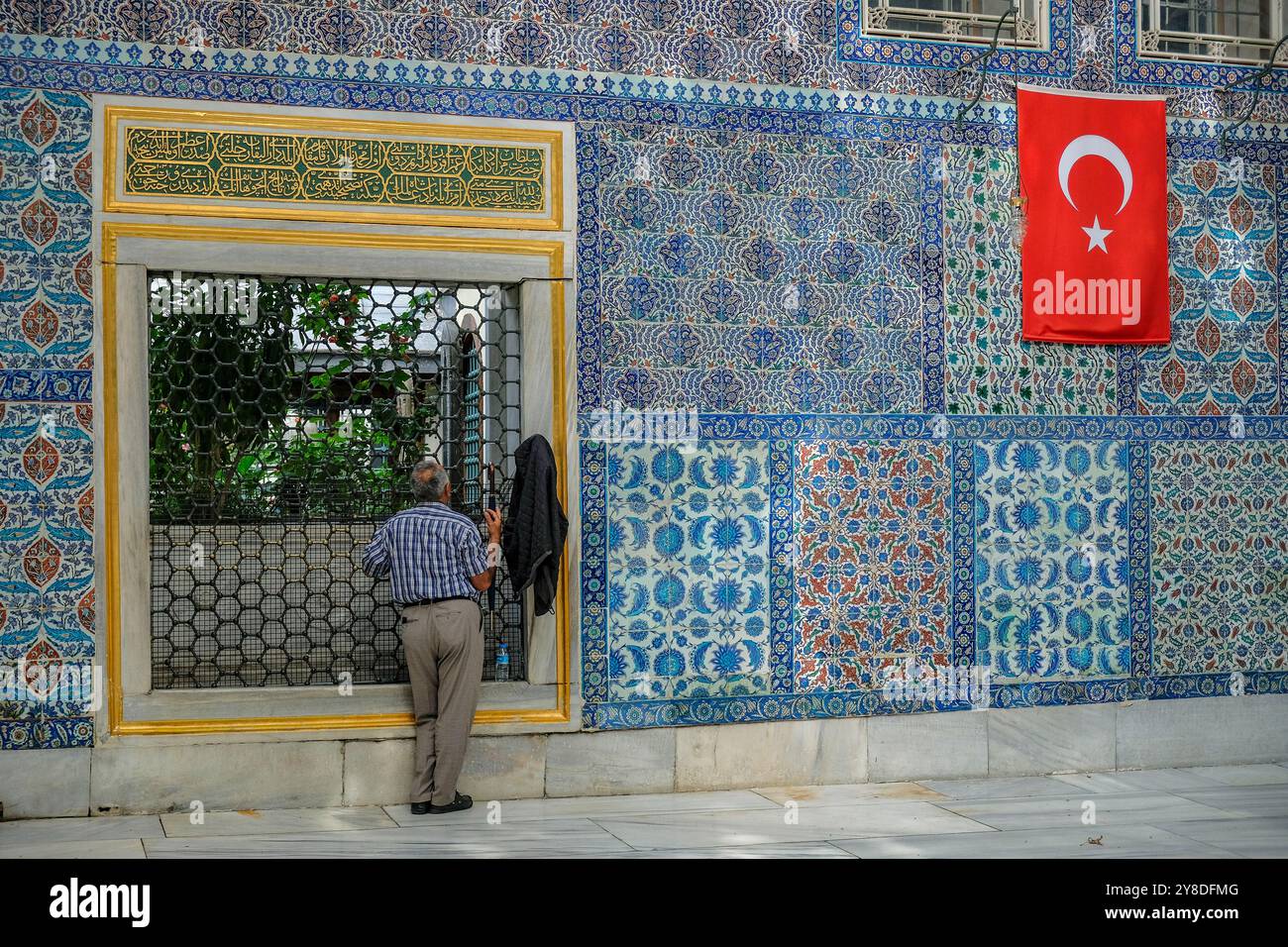 Istanbul, Turchia - 23 settembre 2024: Un uomo in visita alla Moschea del Sultano Eyup e al mausoleo di Abu Ayyub al-Ansari a Istanbul, Turchia. Foto Stock