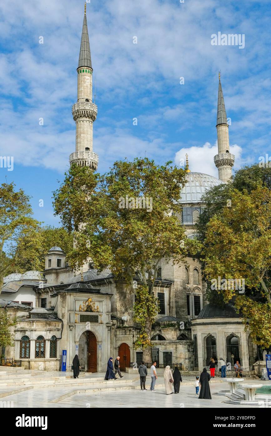 Istanbul, Turchia - 23 settembre 2024: La Moschea del Sultano di Eyup si trova sul Corno d'Oro, nel distretto di Eyup a Istanbul, Turchia. Foto Stock