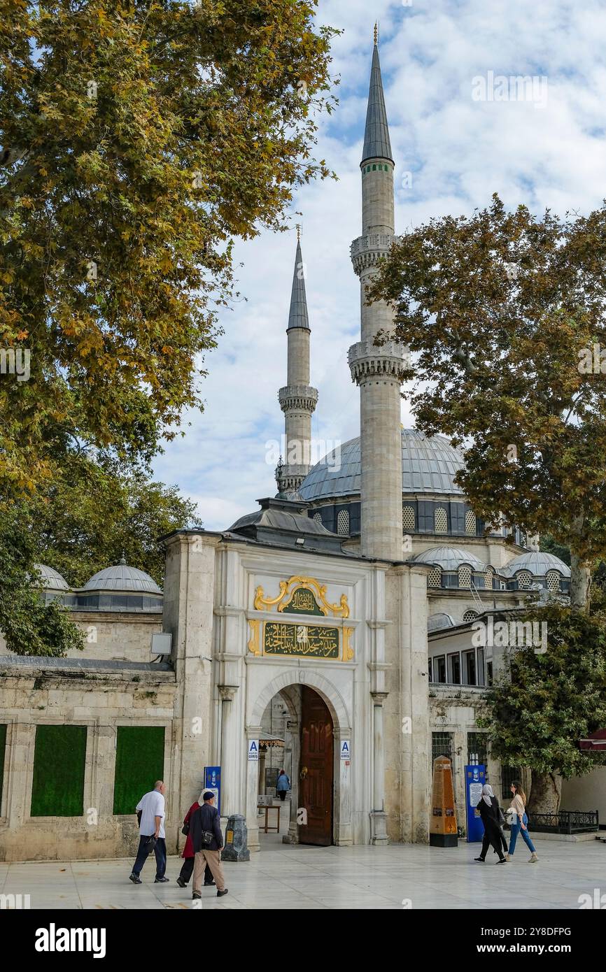Istanbul, Turchia - 23 settembre 2024: La Moschea del Sultano di Eyup si trova sul Corno d'Oro, nel distretto di Eyup a Istanbul, Turchia. Foto Stock