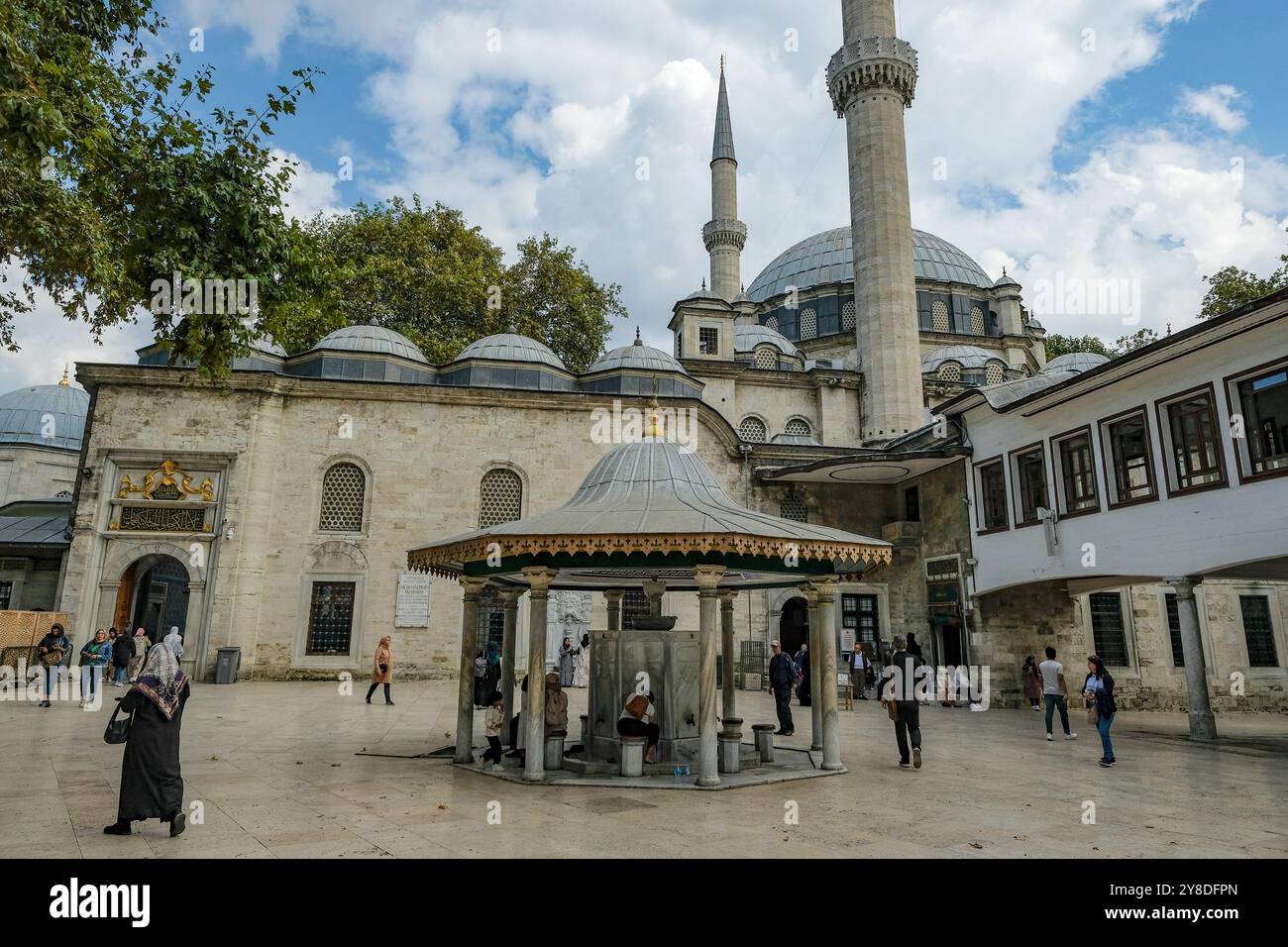 Istanbul, Turchia - 23 settembre 2024: Persone che visitano la Moschea del Sultano Eyup e il mausoleo di Abu Ayyub al-Ansari a Istanbul, Turchia. Foto Stock