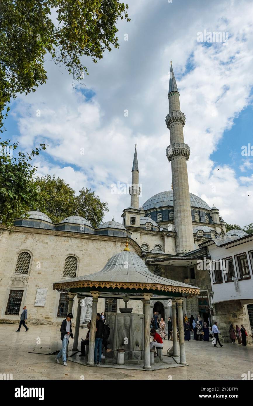 Istanbul, Turchia - 23 settembre 2024: Persone che visitano la Moschea del Sultano Eyup e il mausoleo di Abu Ayyub al-Ansari a Istanbul, Turchia. Foto Stock