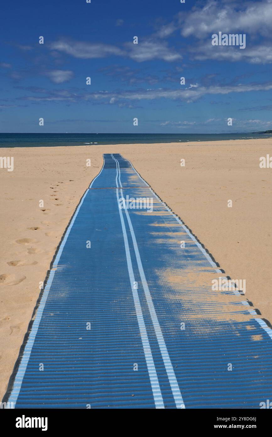 I tappetini in gomma migliorano l'accesso alla spiaggia per passeggini e sedie a rotelle Foto Stock