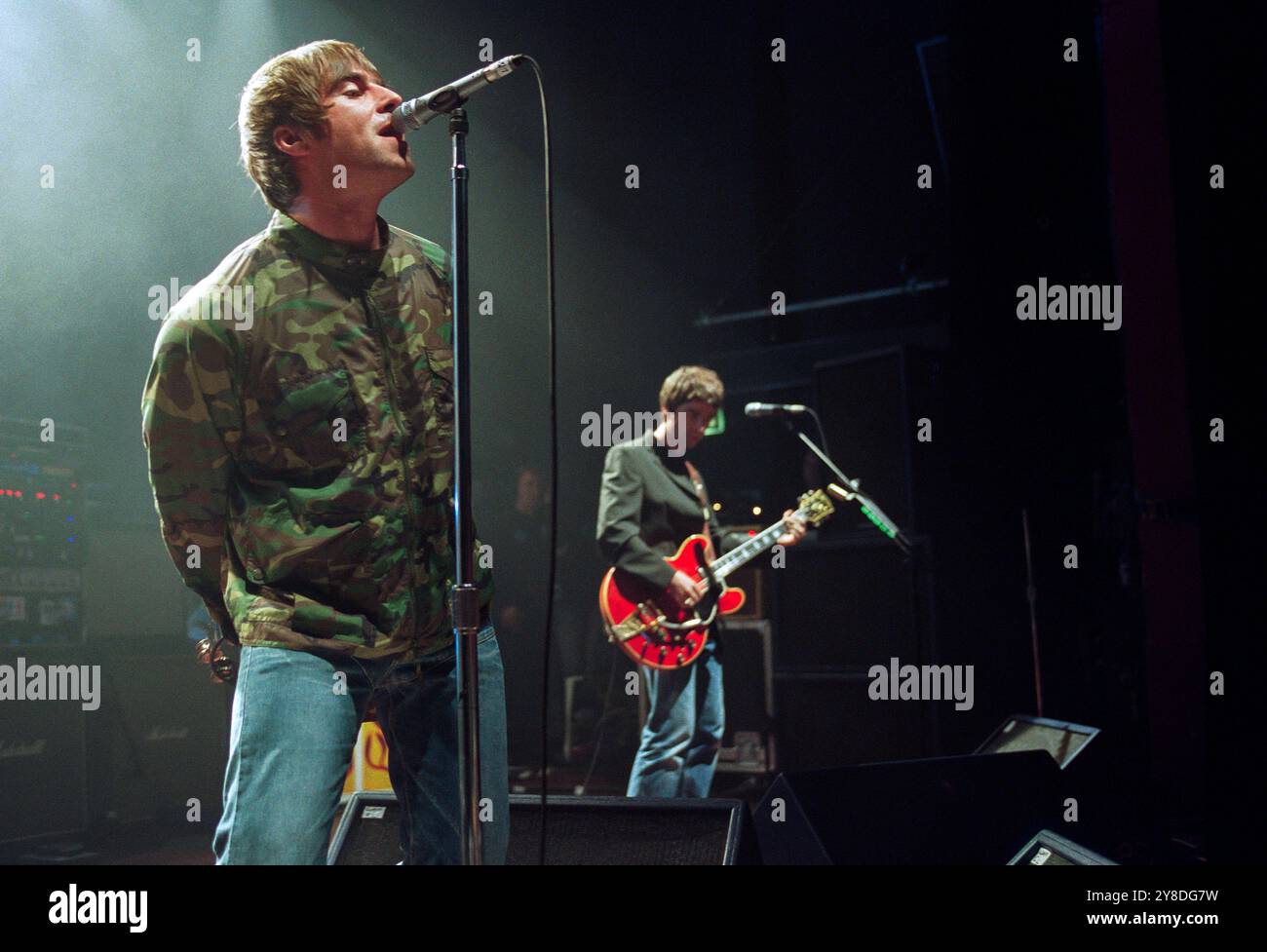 Liam Gallagher, cantante solista degli Oasis, suona allo Sheperd's Bush Empire parte del '10 Years of Noise and Confusion Tour' di Londra. 7 ottobre 2001 Foto Stock