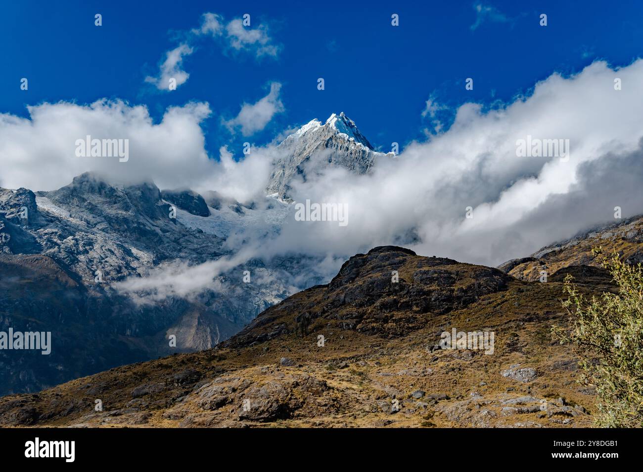 La cima della montagna coperta dal ghiacciaio si apre attraverso le nuvole delle alte Ande. Parque Nacional Huascarán. Perù, Sud America Foto Stock