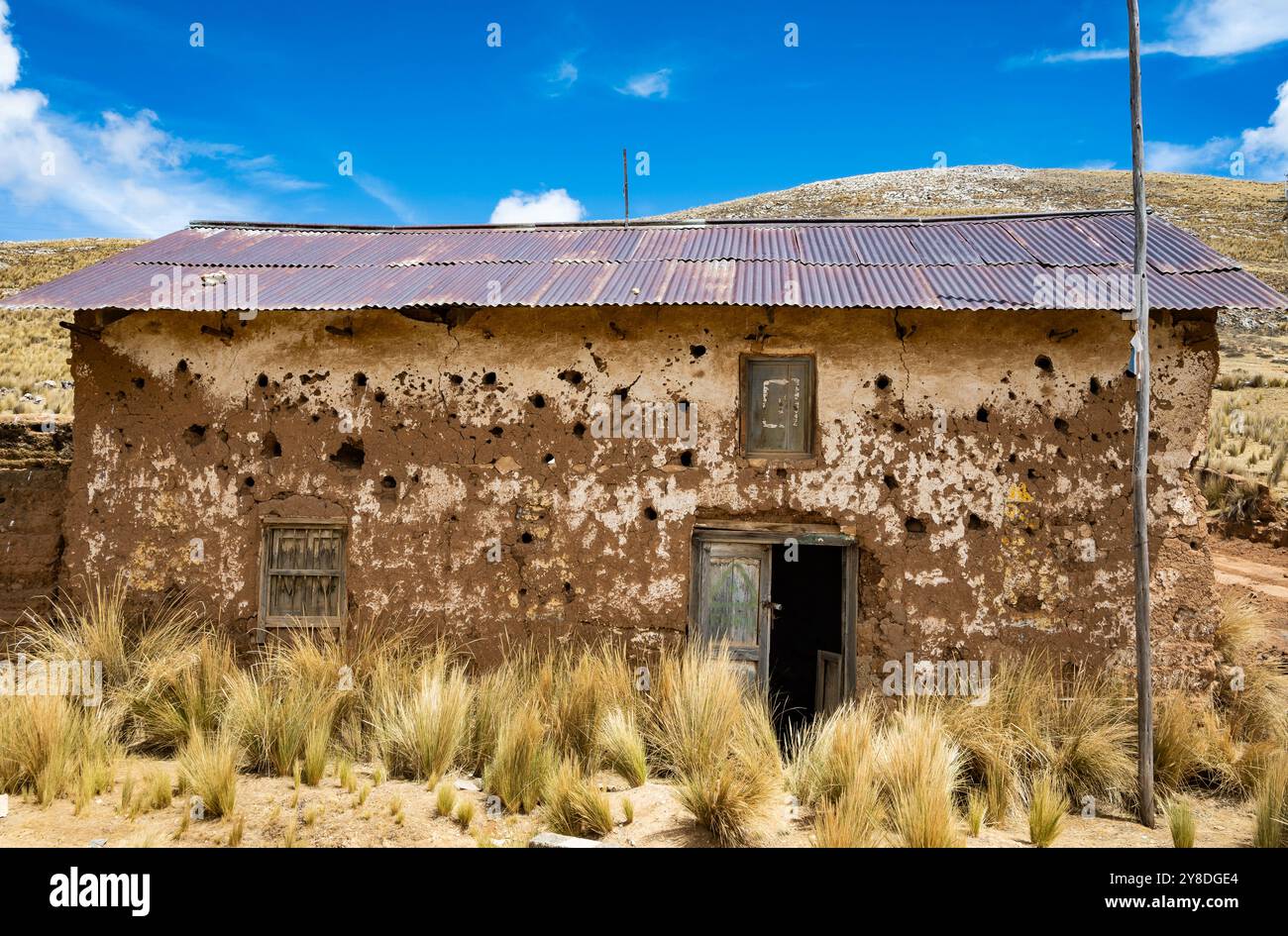Una vecchia casa abbandonata in mattoni di fango vicino al lago Chinchaycocha. Junin, Perù, Sud America. Foto Stock
