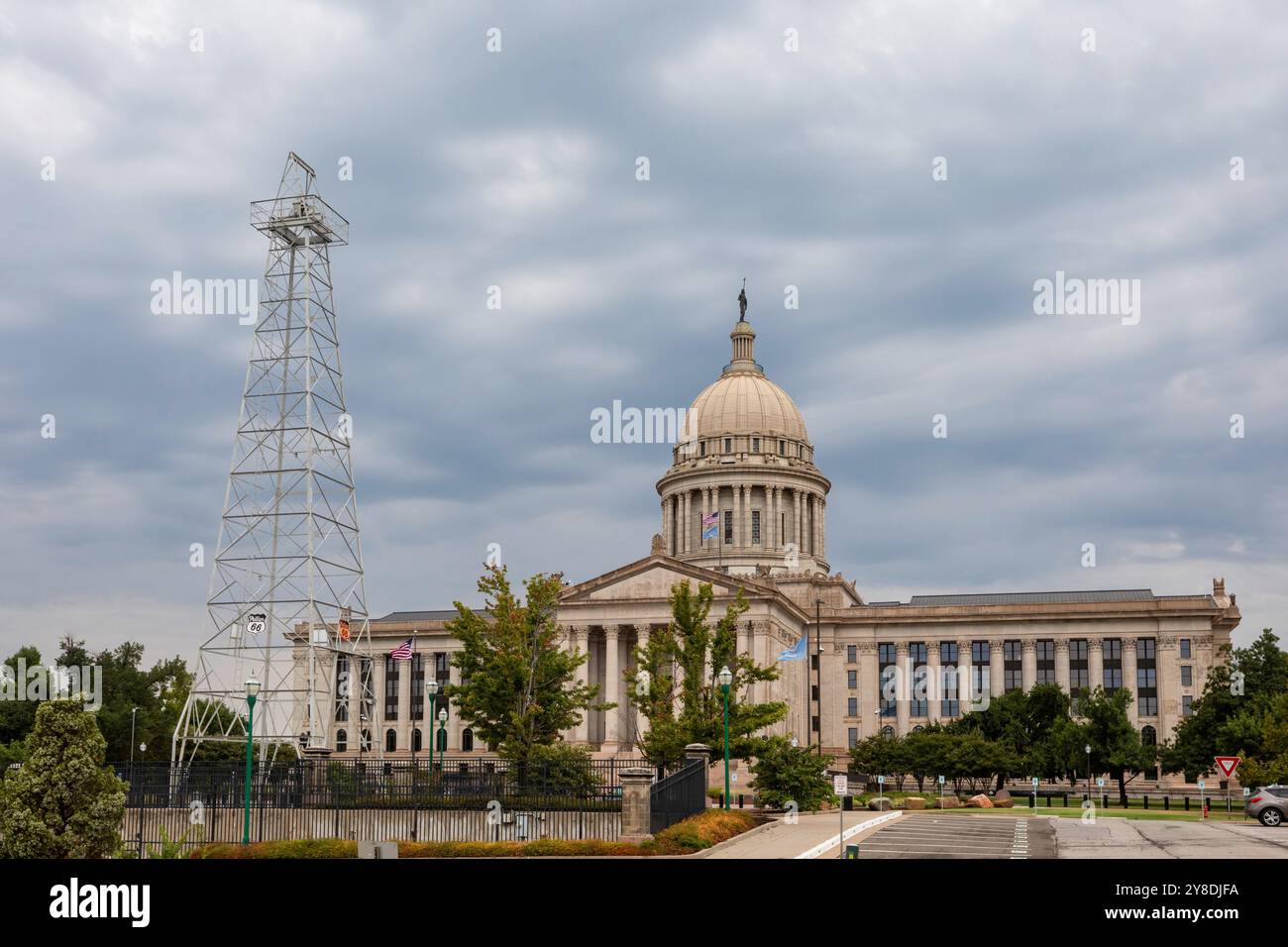 Oklahoma City, Oklahoma - l'edificio del campidoglio dello stato dell'Oklahoma. Un Phillips 66 Oil derrick si trova di fronte all'edificio. Foto Stock