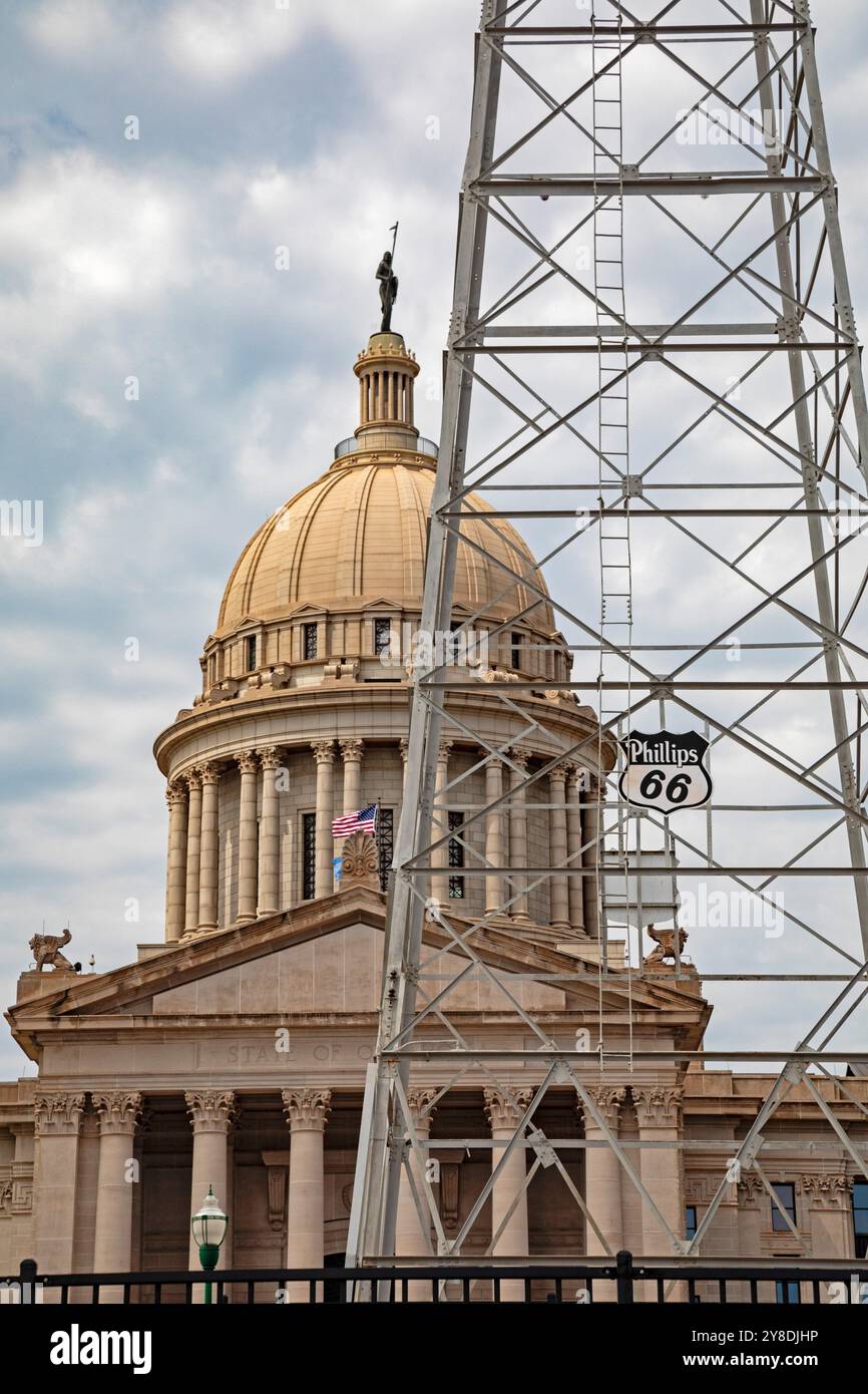 Oklahoma City, Oklahoma - Un Phillips 66 Oil derrick di fronte al campidoglio dello stato dell'Oklahoma. Foto Stock