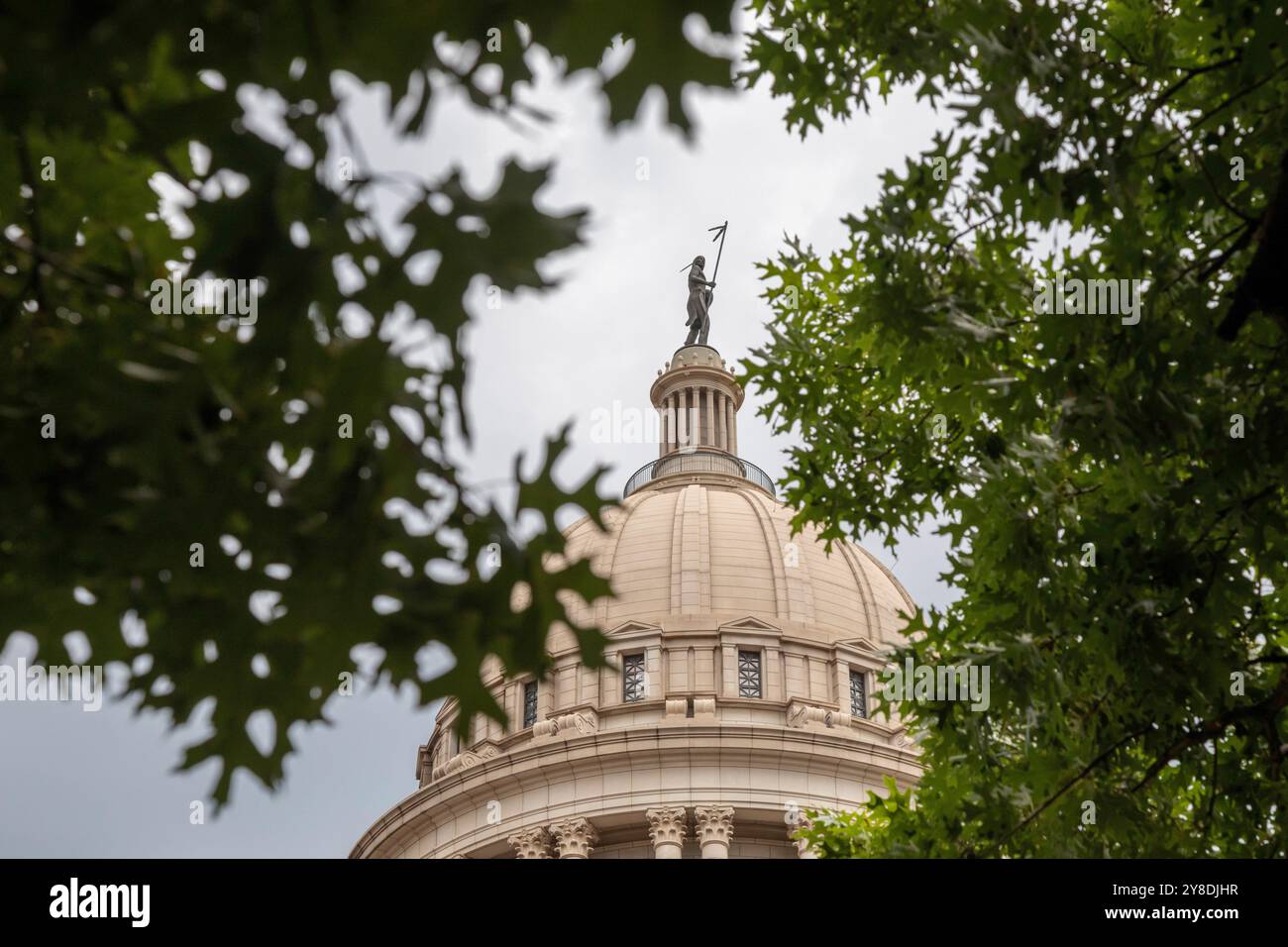 Oklahoma City, Oklahoma - l'edificio del campidoglio dello stato dell'Oklahoma. "The Guardian", una statua in bronzo dell'ex senatore di stato e membro dei Seminole nati Foto Stock