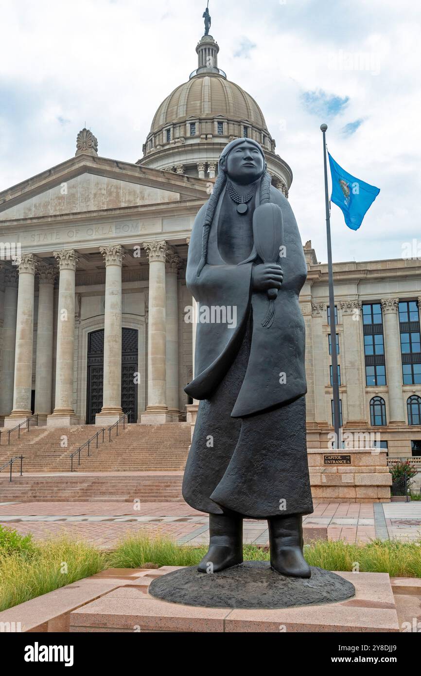 Oklahoma City, Oklahoma - l'edificio del campidoglio dello stato dell'Oklahoma. "Finché le acque scorrono", una statua di Allan Houser, si trova fuori dal campidoglio. Hou Foto Stock