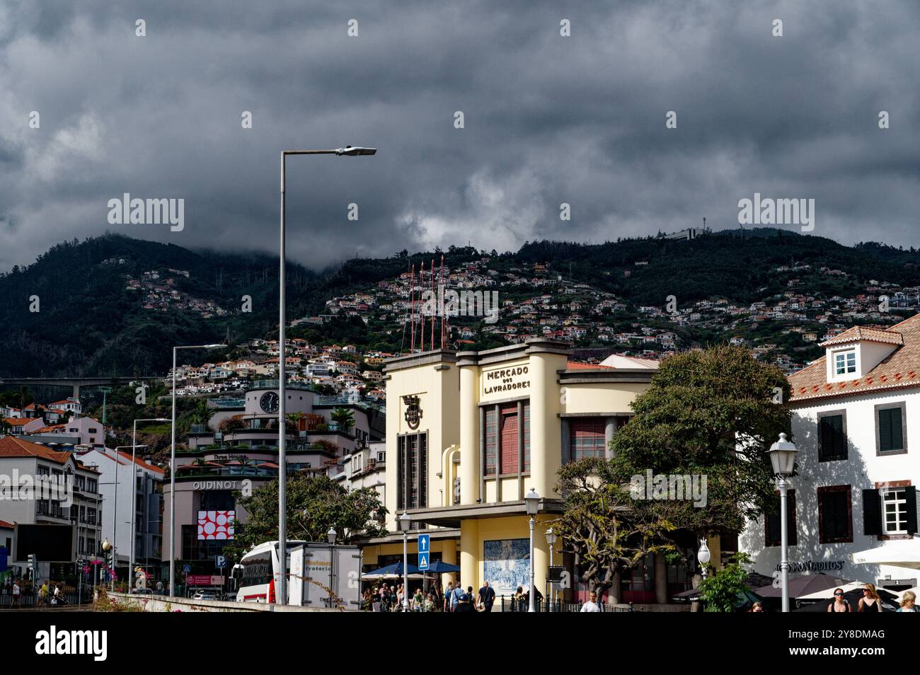 Mercado dos lavradores a Funchal, annidato sotto le spettacolari nuvole di montagna, pieno di vita Foto Stock