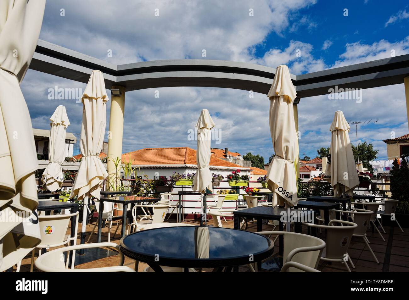 Terrazza soleggiata sul tetto al mercado dos lavradores, che offre una fuga tranquilla con viste panoramiche Foto Stock