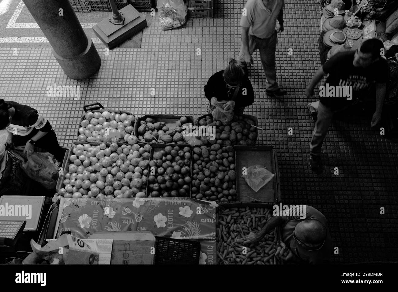 Foto in bianco e nero di acquirenti che selezionano prodotti freschi al mercado dos lavradores Foto Stock