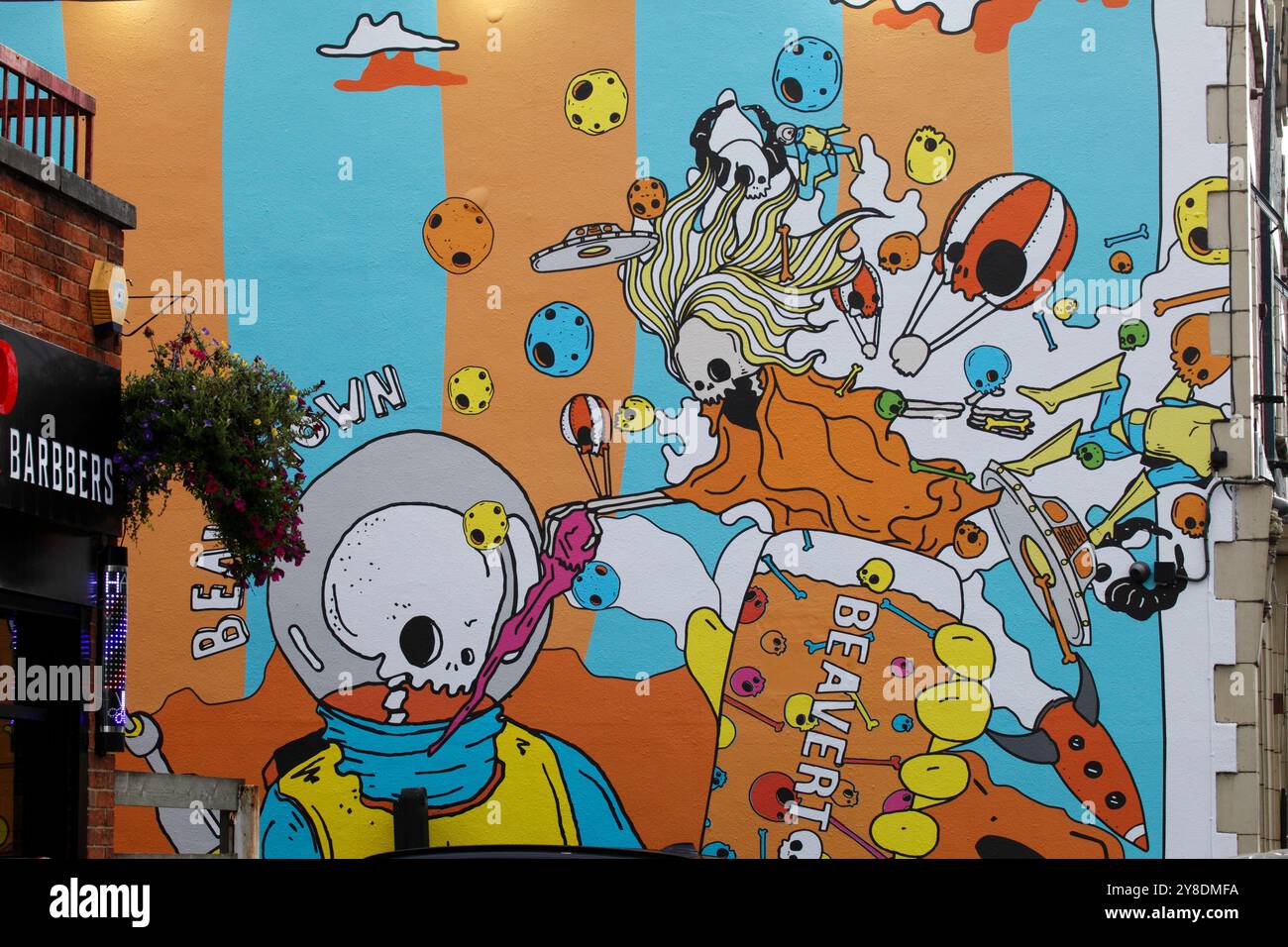 Parete laterale di un pub a Loughborough, con opere d'arte che pubblicizzano Beavertown Beer. REGNO UNITO, REGNO UNITO Foto Stock