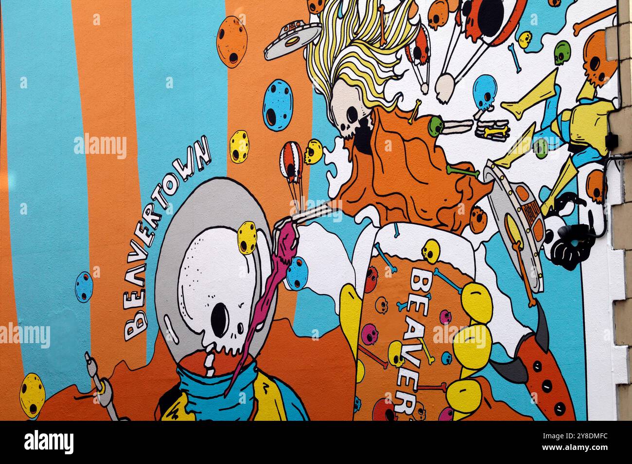 Parete laterale di un pub a Loughborough, con opere d'arte che pubblicizzano Beavertown Beer. REGNO UNITO, REGNO UNITO. Foto Stock