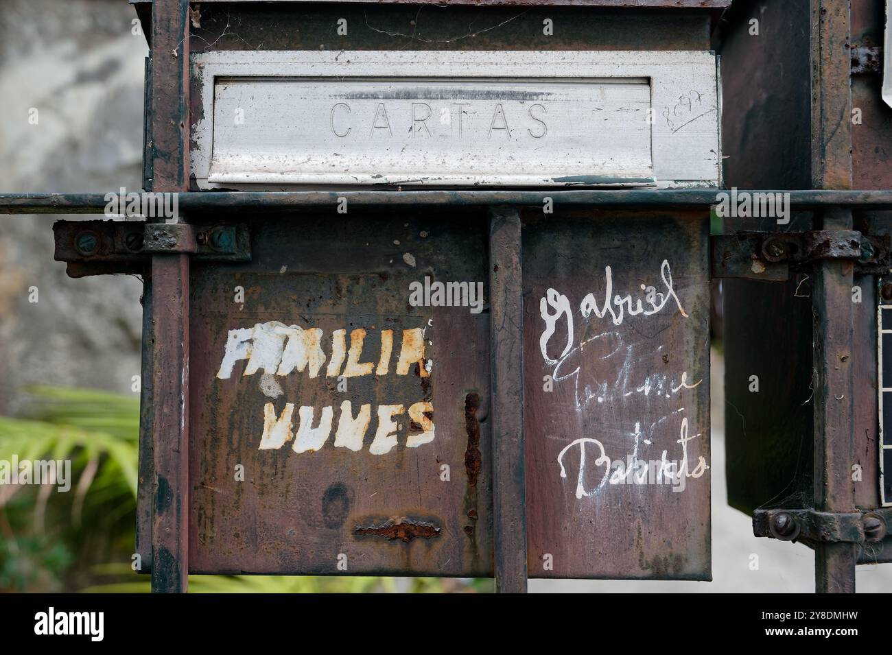 Rusty e Weathered mailbox di famiglia con nomi scritti a mano Foto Stock