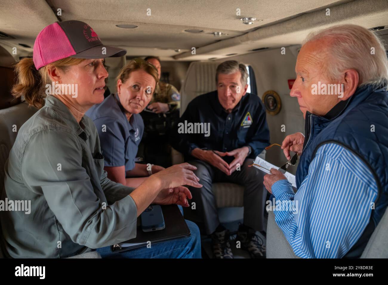 Asheville, Stati Uniti. 2 ottobre 2024. U. Il presidente degli Stati Uniti Joe Biden, a destra, e il governatore della Carolina del Nord Roy Cooper, al centro, sono informati sugli sforzi di risposta e recupero dell'uragano Helene durante un tour aereo, il 2 ottobre 2024, su Asheville, Carolina del Nord. Crediti: Adam Schultz/White House Photo/Alamy Live News Foto Stock