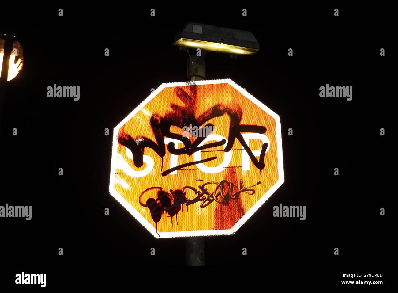 Segnale di stop con Graffiti Foto Stock