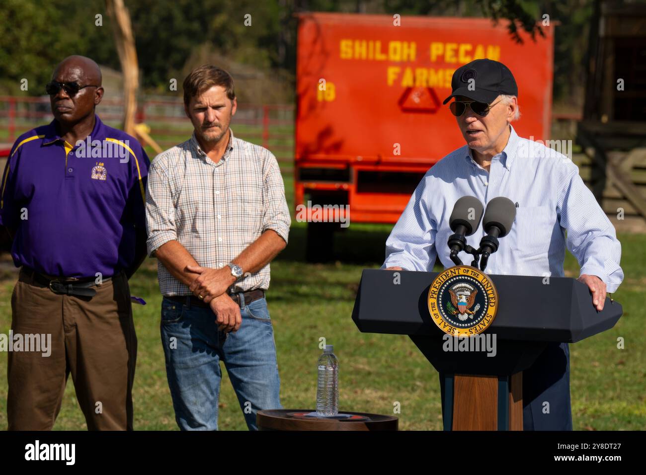 Ray City, Stati Uniti. 3 ottobre 2024. U. Il presidente Joe Biden, pronuncia le sue osservazioni dopo aver rilevato i danni causati dall'uragano Helene alle Shiloh Pecan Farms, 3 ottobre 2024, a Ray City, Georgia. Credito: Oliver Contreras/White House Photo/Alamy Live News Foto Stock