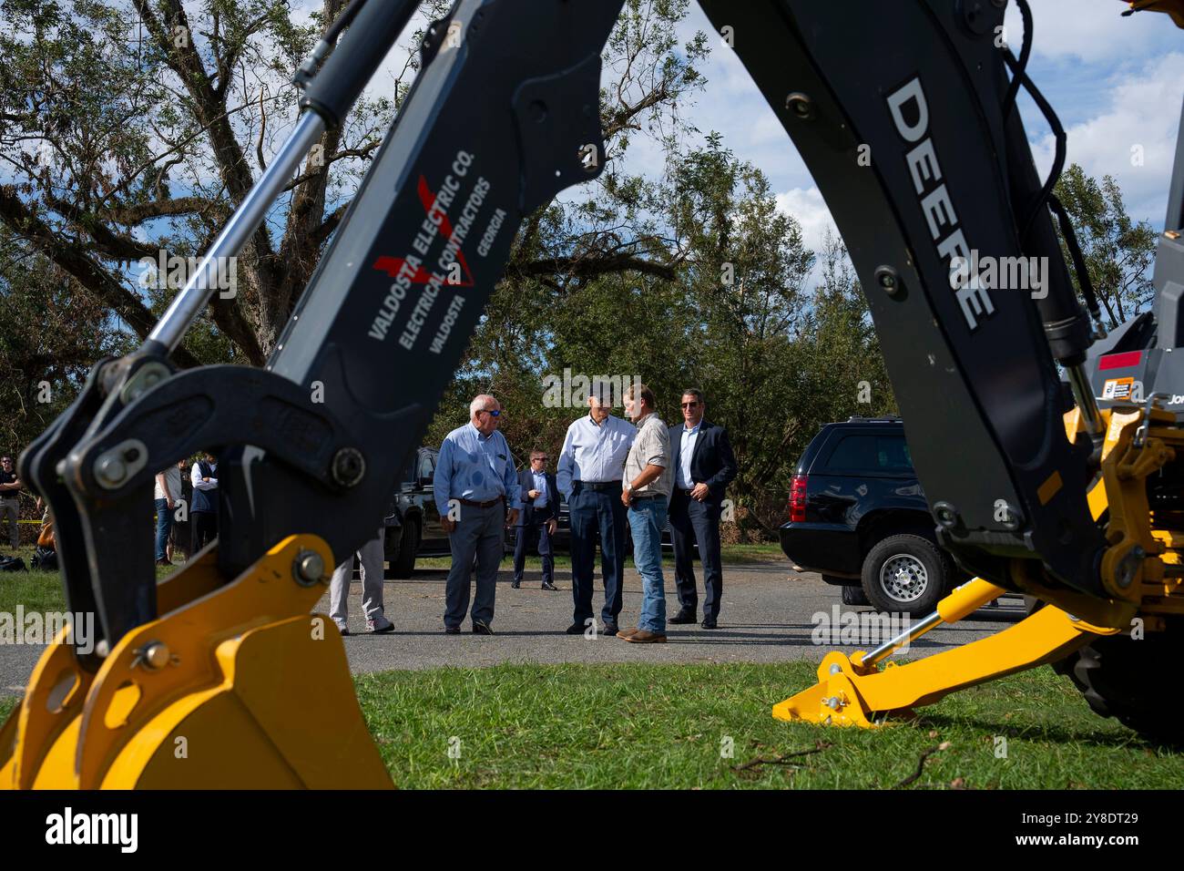 Ray City, Stati Uniti. 3 ottobre 2024. U. Il presidente Joe Biden e il segretario all'agricoltura Tom Vilsack parlano con il proprietario della fattoria Buck Paulk dopo aver rilevato i danni causati dall'uragano Helene alla Shiloh Pecan Farms, 3 ottobre 2024, a Ray City, Georgia. Credito: Oliver Contreras/White House Photo/Alamy Live News Foto Stock