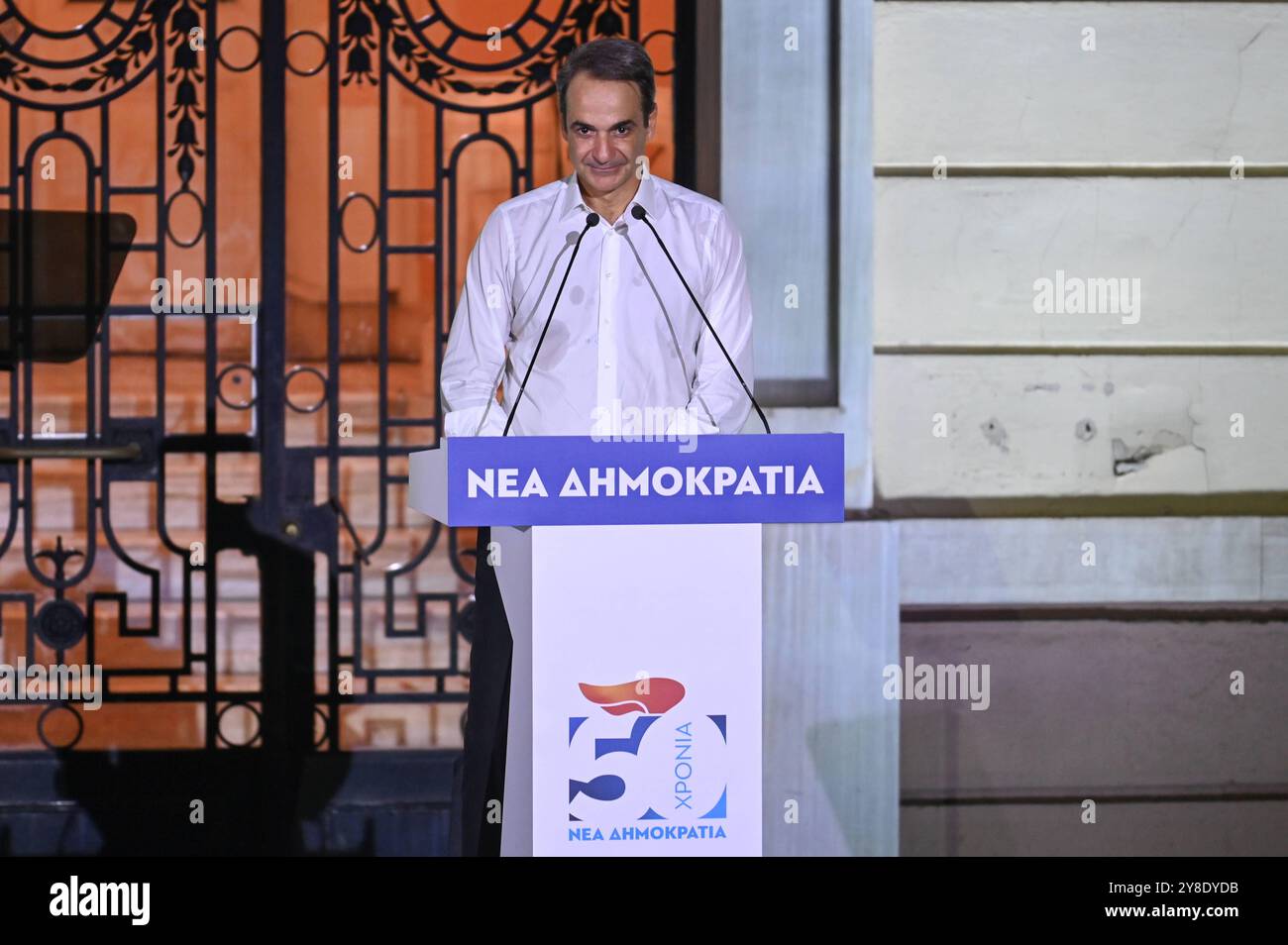 Partito governante nuova democrazia celebra il 50° anniversario il primo ministro greco Kyriakos Mitsotakis parla ai sostenitori durante la celebrazione del 50° anniversario del partito politico al governo nuova democrazia. Atene Grecia Copyright: XNicolasxKoutsokostasxNicolasxKoutsokostasx DSC_202410040754 Foto Stock