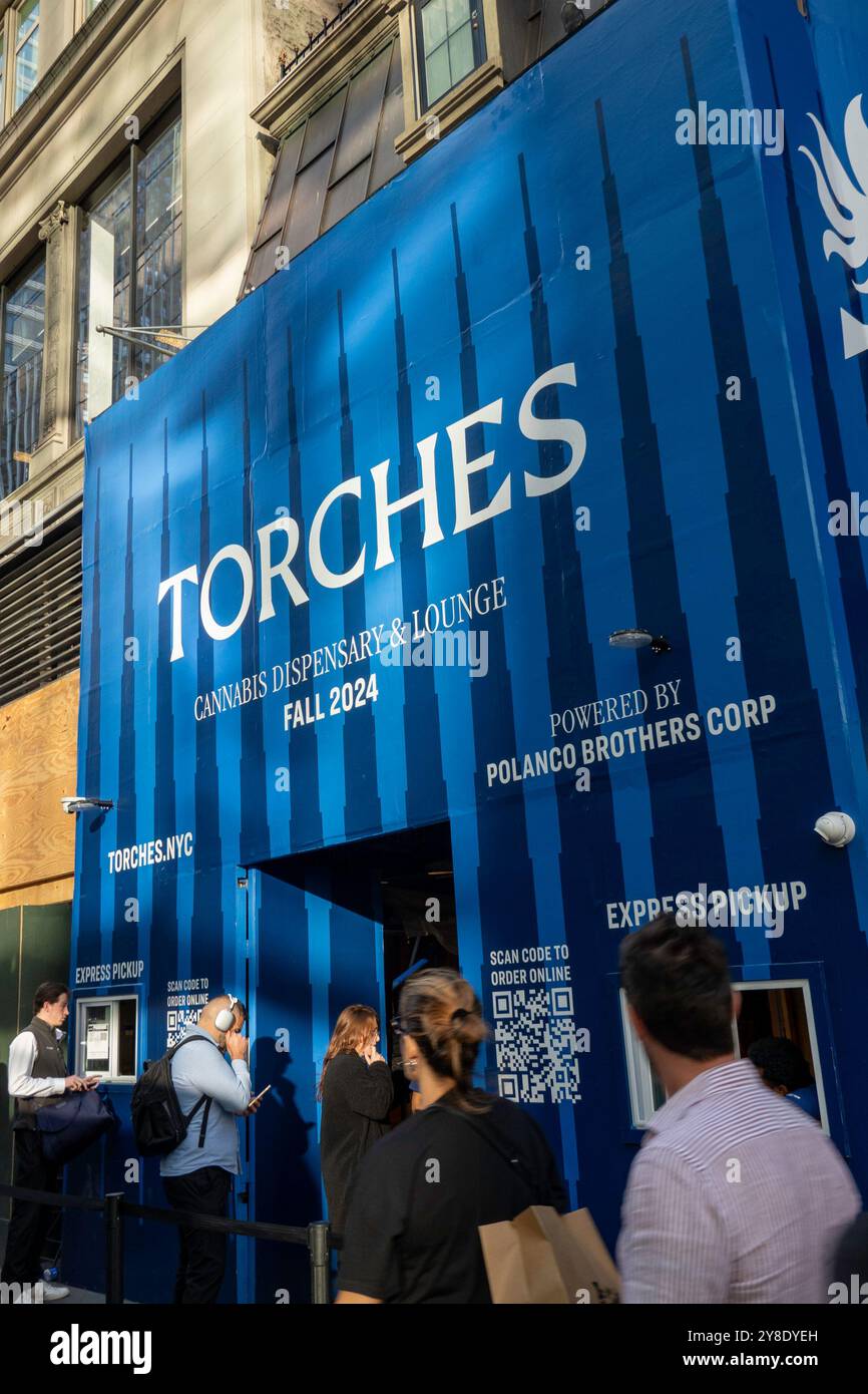 Torches è un emporio di cannabis autorizzato situato sulla E. 42nd St. A New York City, 2024, Stati Uniti Foto Stock