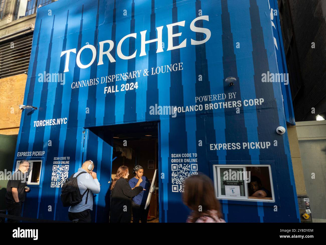 Torches è un emporio di cannabis autorizzato situato sulla E. 42nd St. A New York City, 2024, Stati Uniti Foto Stock