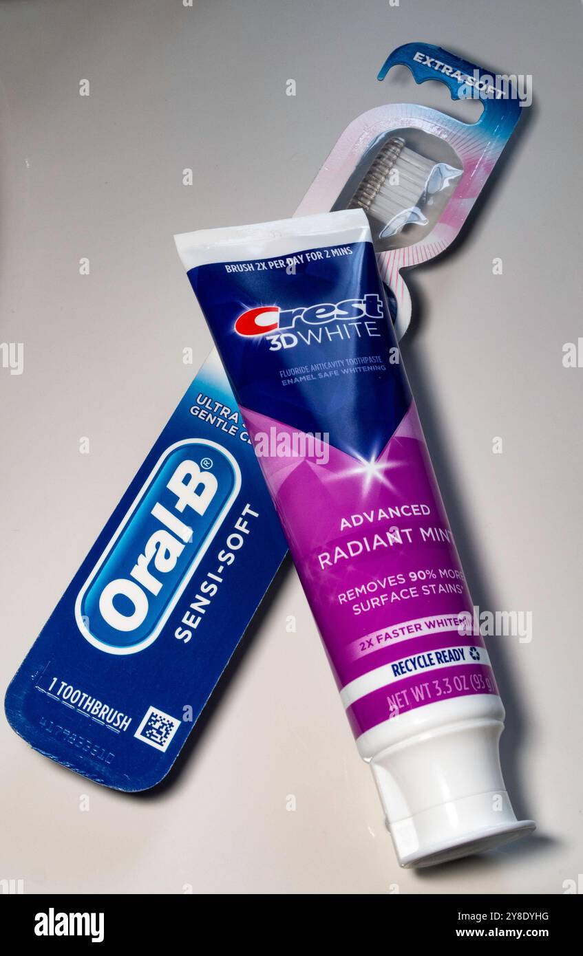 Primo piano dello spazzolino Oral -B e del dentifricio Crest su aBathroom Sink, 2024, USA Foto Stock