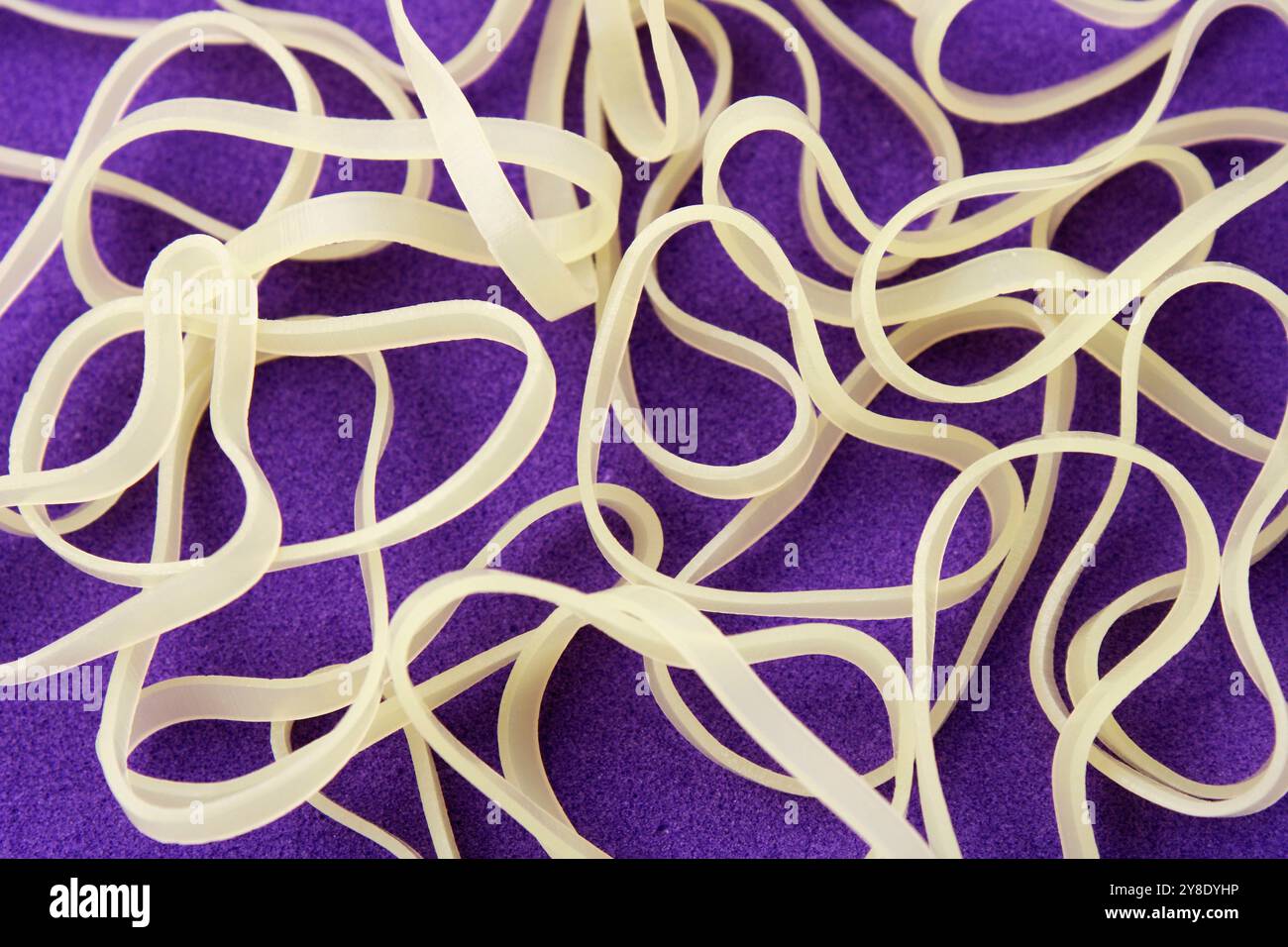 Elastici su sfondo viola Foto Stock