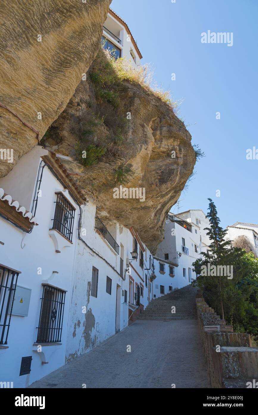 Via a Setenil de las Bodegas con rocce sovrastanti, soleggiate, abitazioni nelle grotte, Setenil de las Bodegas, Cadice, Andalusia, Spagna, Europa Foto Stock