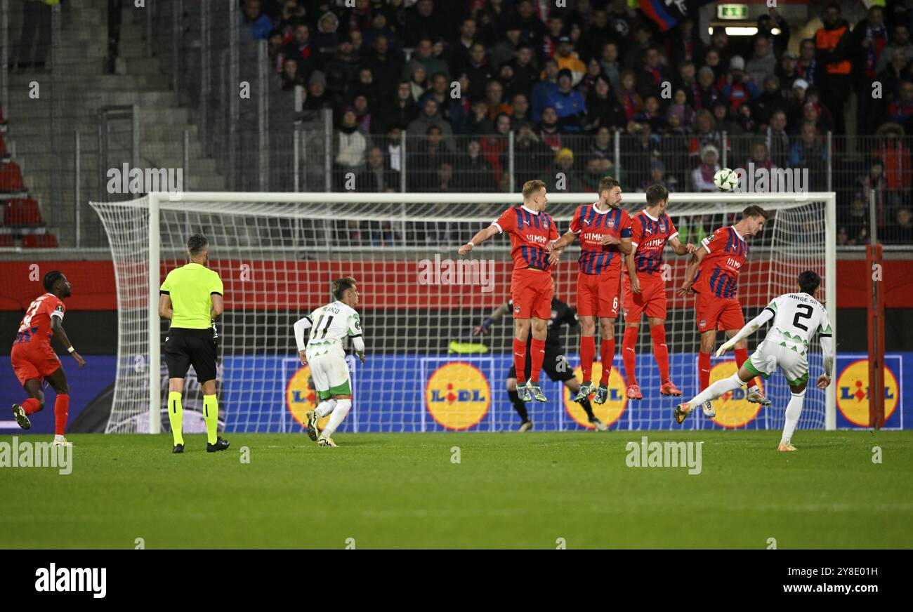 Calcio di punizione, tiro in porta, azione, goal chance Jorge Silva NK Olimpija LjublJjana (02) contro Mauer, arbitro Enea Jorgji Albania, UEFA Conference Lea Foto Stock