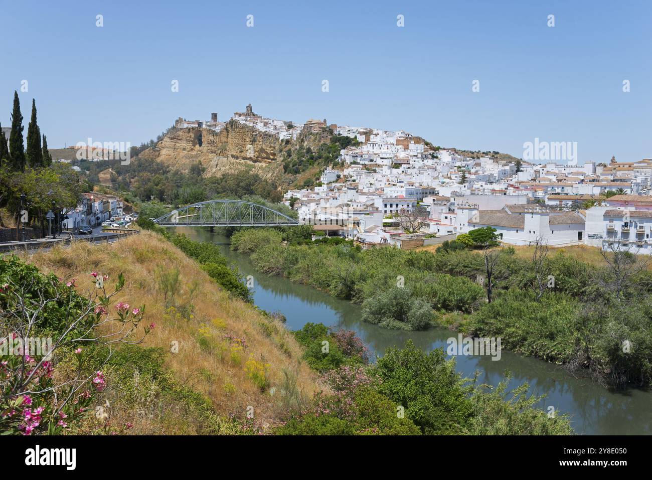 Piccola città con case bianche su una collina, attraversata da un fiume, circondata dalla natura, Arcos de la Frontera, Guadalete, provincia di Cadice, Cadice, Andalu Foto Stock