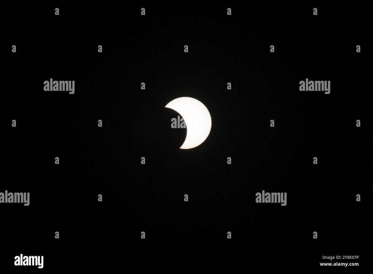 Eclissi solare parziale il 2 ottobre 2024 a Buenos Aires, Argentina, Sud America Foto Stock