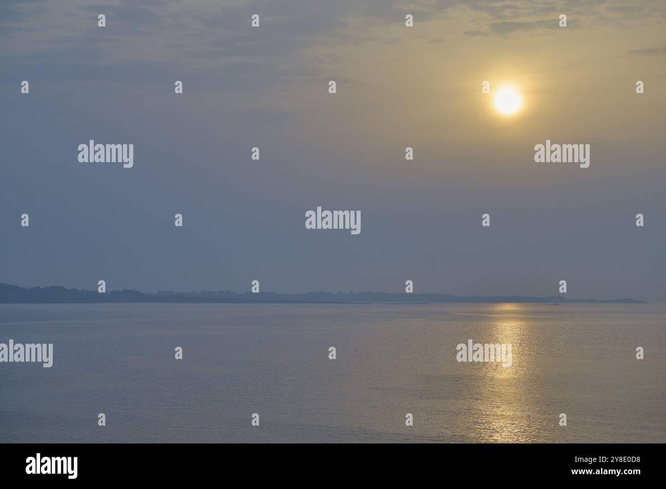 Tramonto sul mare calmo con luce gialla e cielo blu, atmosfera serena, Bergen, Mare del Nord, Norvegia, Europa Foto Stock