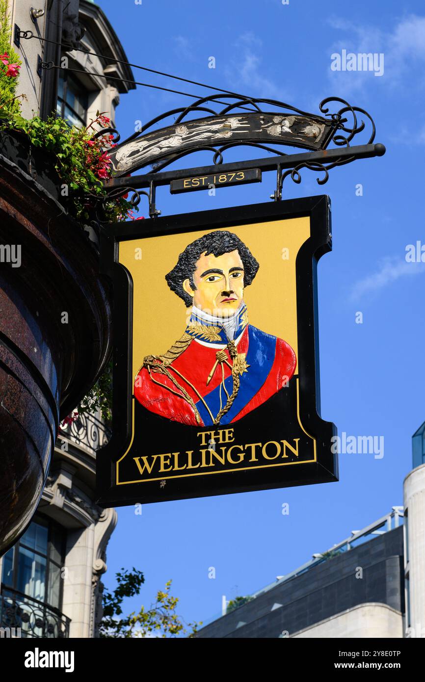Londra, Regno Unito - 19 settembre 2024; cartello appeso fuori dal Wellington a Nicholson's Pub sullo Strand London Foto Stock