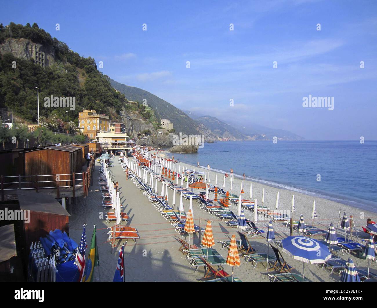 Spiaggia sulla costa italiana in Liguria Foto Stock