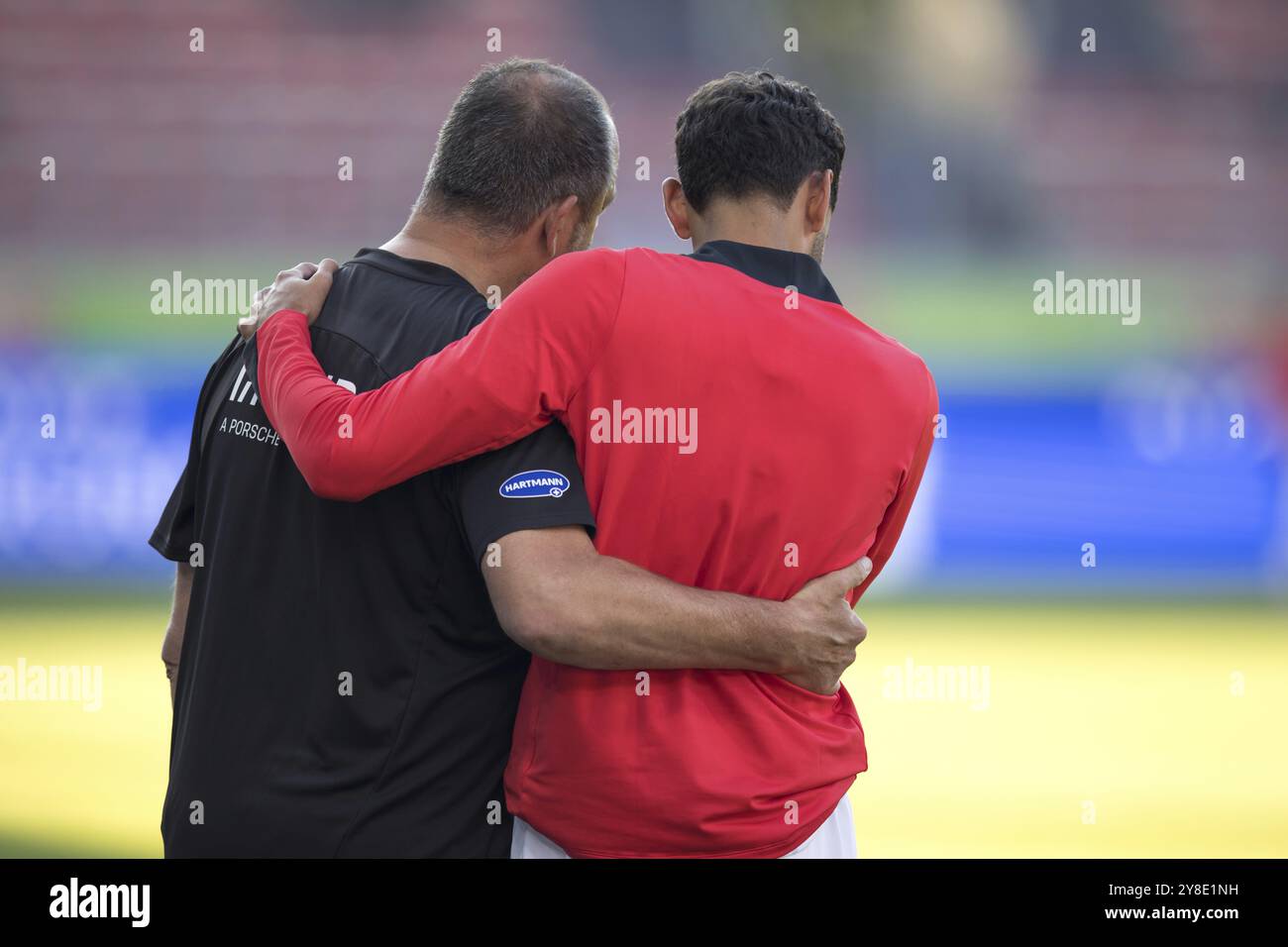 Partita di calcio, allenatore Frank SCHMIDT 1. L'FC Heidenheim ha lasciato abbracciare l'ex giocatore Eren DINKCI SC Freiburg, entrambi guardati da dietro dopo la partita e walki Foto Stock