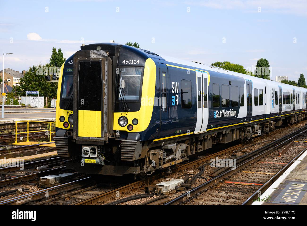 Londra, Regno Unito - 21 settembre 2024; South Western Railway Class 450 a Clapham Junction Foto Stock