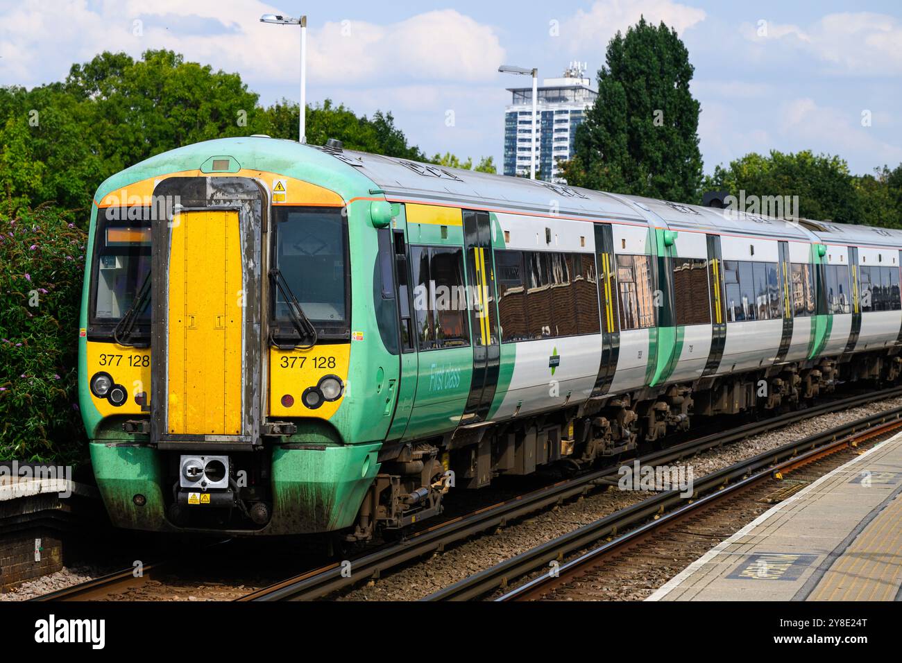 Londra, Regno Unito - 21 settembre 2024; treno passeggeri Southern Class 377 presso Clapham Junction 377128 Foto Stock