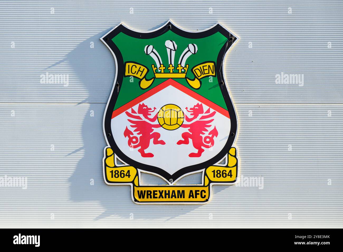 Wrexham, Galles, Regno Unito - 17 settembre 2024; stemma del club sul muro per il Wrexham Football Club nel Galles del Nord Foto Stock