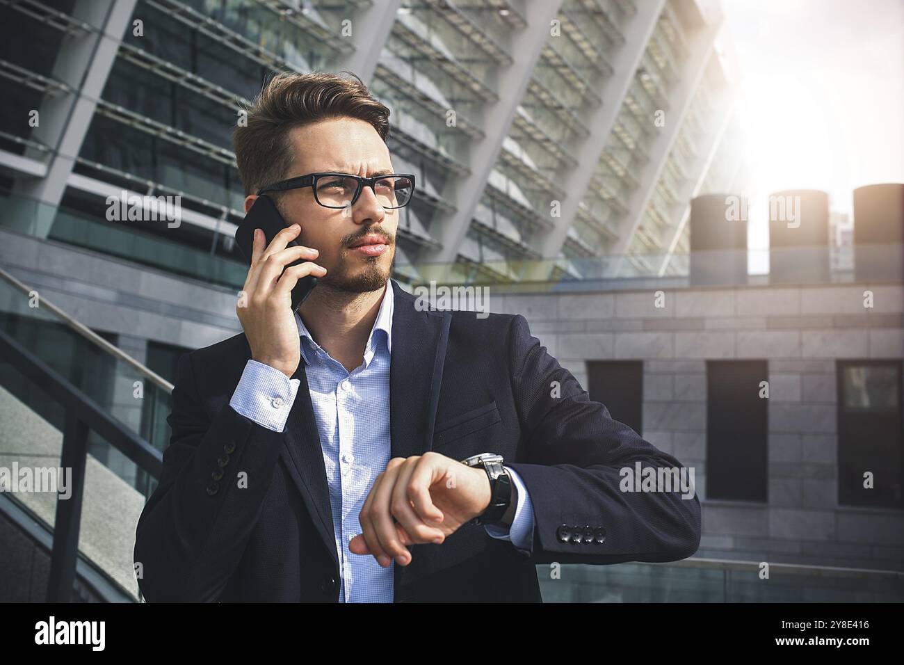 Bell'uomo d'affari di successo in elegante abito all'aperto che cammina per strada in città Foto Stock
