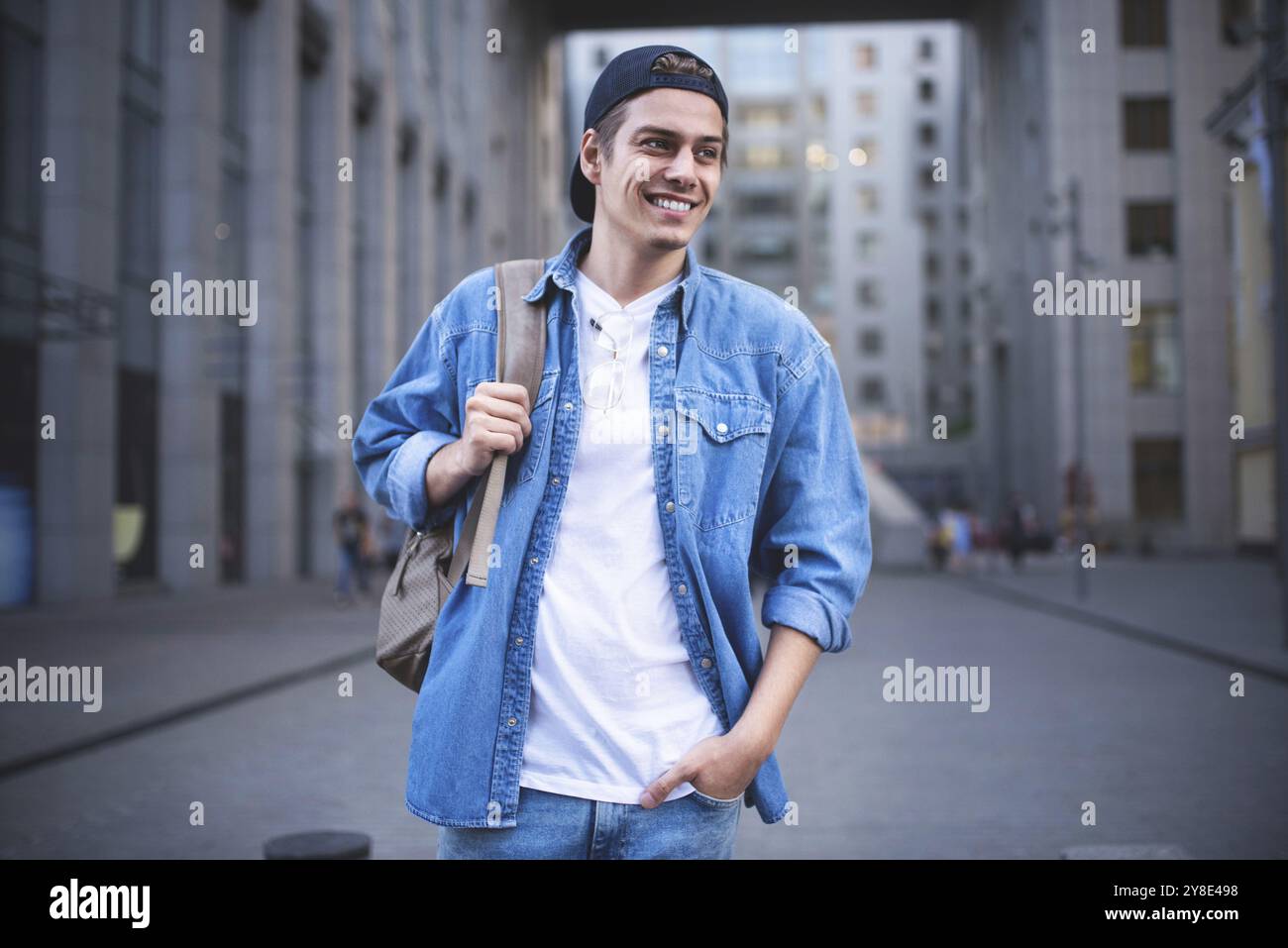 Sfondo per strada mentre aspetta i suoi colleghi. Uomo d'affari che indossa camicia e occhiali bianchi casual. Persone Foto Stock