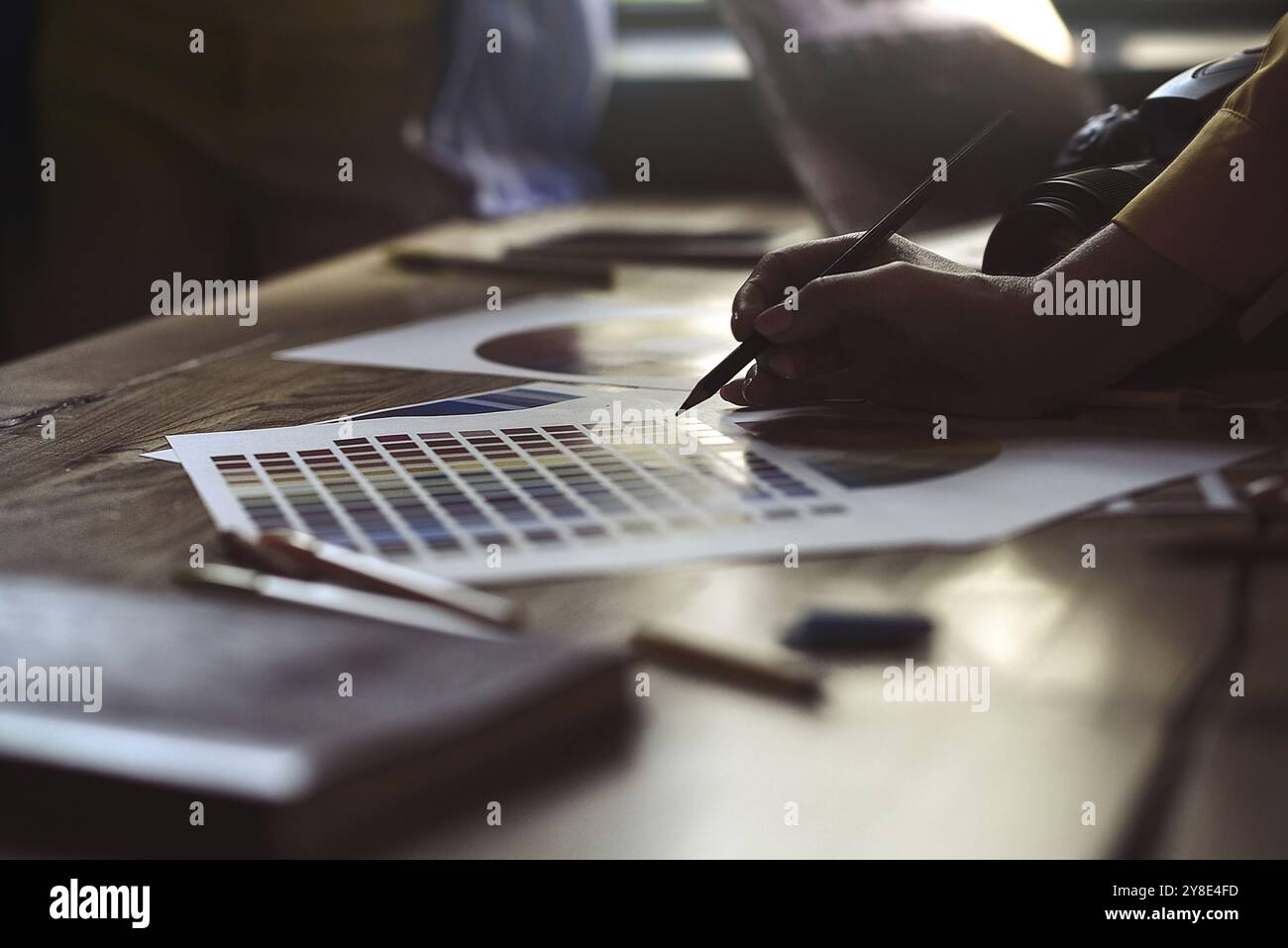 Primi piani di interior designer lavorano in team con i piani di costruzione della casa sulla scrivania dell'ufficio, architetti che lavorano con una tavolozza di colori per scegliere il colore migliore Foto Stock