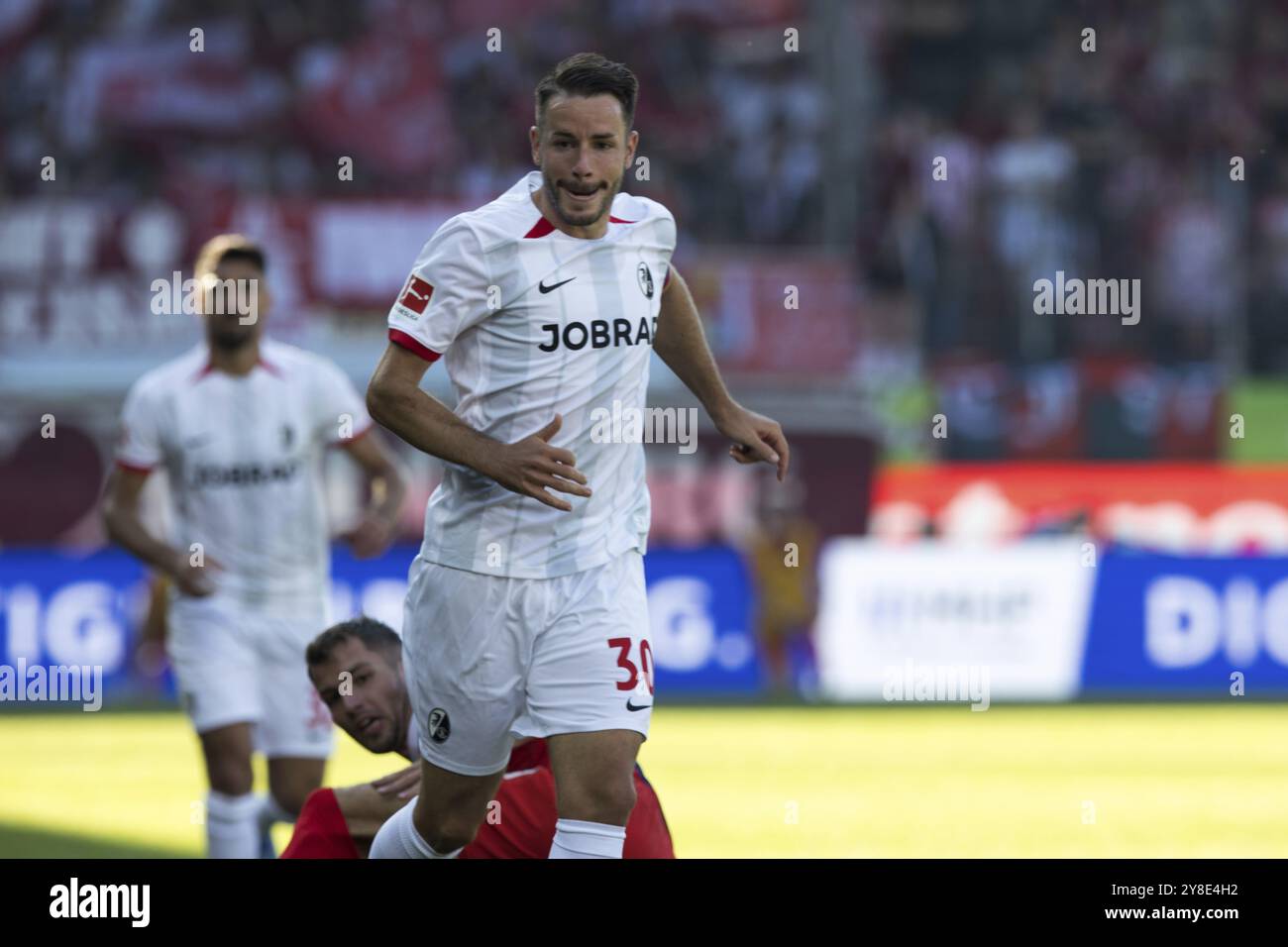 Partita di calcio, capitano Christian Guenter SC Freiburg in corsa, stadio Voith-Arena, Heidenheim Foto Stock