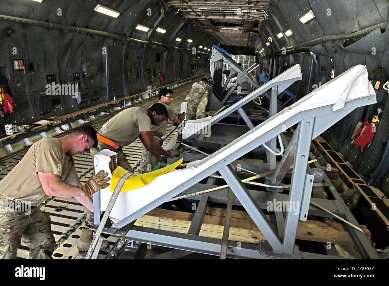 Gli aviatori del 78th Logistics Readiness Squadron Air Transportation Function, Robins Air Force base, Georgia, e gli equipaggi del 512th Airlift Wing, dover AFB, Delaware, spingono i pallet in posizione su un aereo C-5M Super Galaxy a Robins AFB il 4 giugno 2024. Le squadre caricarono le attrezzature utilizzate per smantellare e spostare un aereo C-47A Skytrain da un museo in Alaska al Museum of Aviation di Robins AFB. (Foto U.S. Air Force di Joseph Mather) Foto Stock