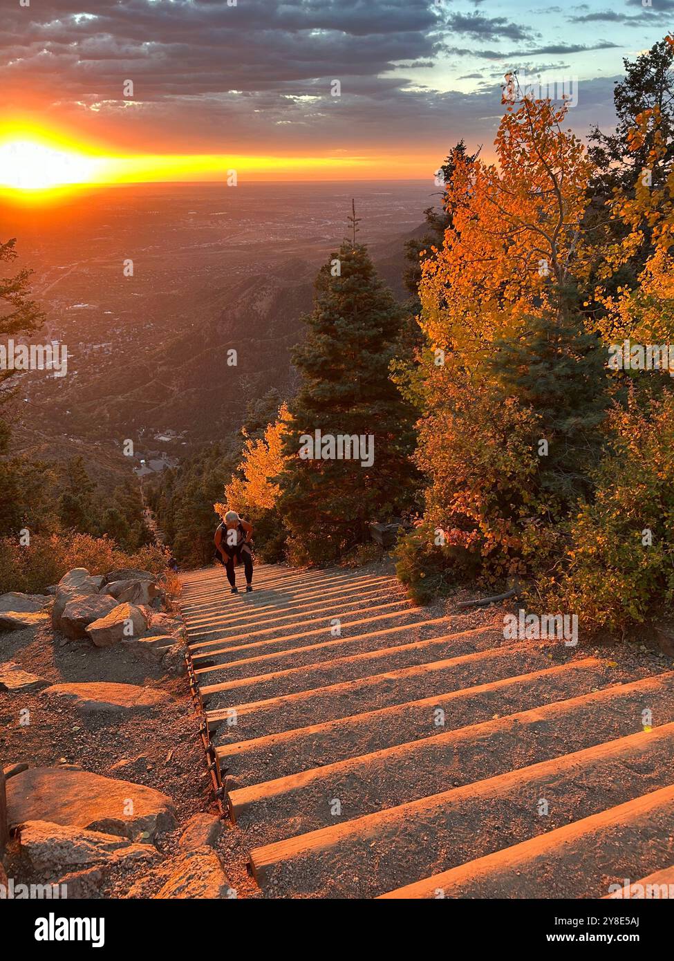 MANITOU SPRINGS, Colosso: Un escursionista si avvicina alla cima del Manitou Incline 27 settembre 2024. Poco dopo, i partecipanti e gli istruttori del corso di valutazione medica della NATO hanno conquistato il 2.768° passo dell'Incline, completando una movimentata due settimane a Fort Carson. Con partecipanti provenienti da sei paesi diversi, l'intento del corso MEDEVAL della NATO era quello di stabilire uno standard comune per le unità mediche militari e civili, garantendo una collaborazione senza soluzione di continuità durante le operazioni multinazionali, la risposta alle catastrofi e gli scenari di combattimento. Foto Stock