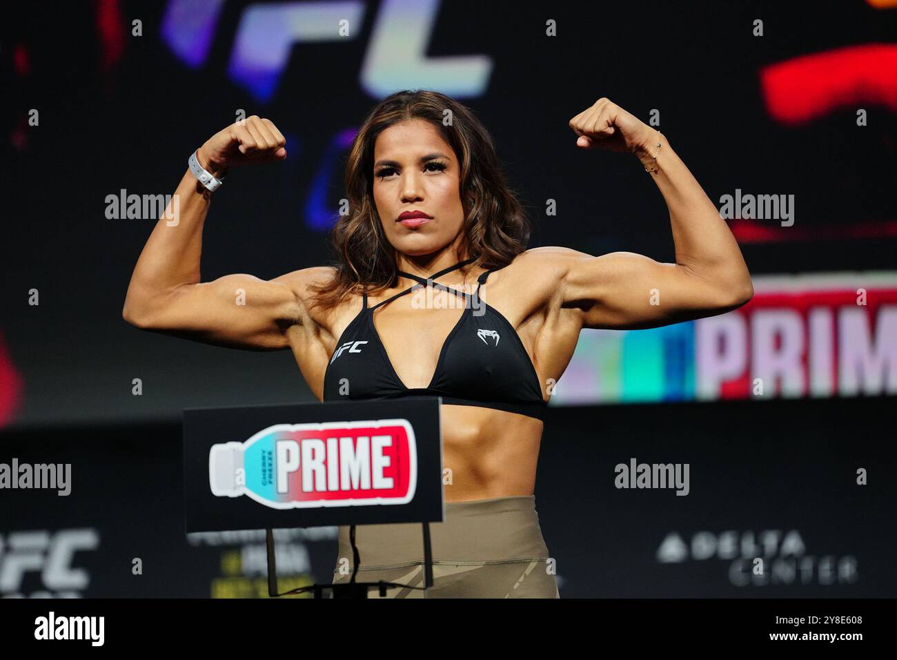 SALT LAKE CITY, UT - 4 ottobre: Julianna pena scala la scala per le pesa cerimoniali al Salt Palace Convention Center per UFC307 - Pereira vs Rountree Jr. Il 4 ottobre 2024 a Salt Lake City, UT, Stati Uniti. (Foto di Louis Grasse/PxImages) credito: PX Images/Alamy Live News Foto Stock