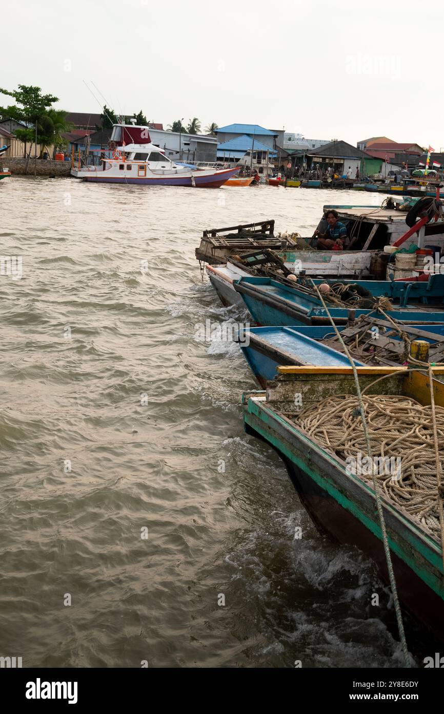 Balikpapan, Borneo Orientale, Indonesia - 19 settembre. La barca da pesca è ormeggiata nel pomeriggio dopo aver terminato la navigazione Foto Stock